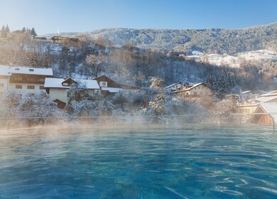 Alpentherme in der Wintersaison. Wintersportort für Winterurlaub  | © gettyimages.com/FotografieLink