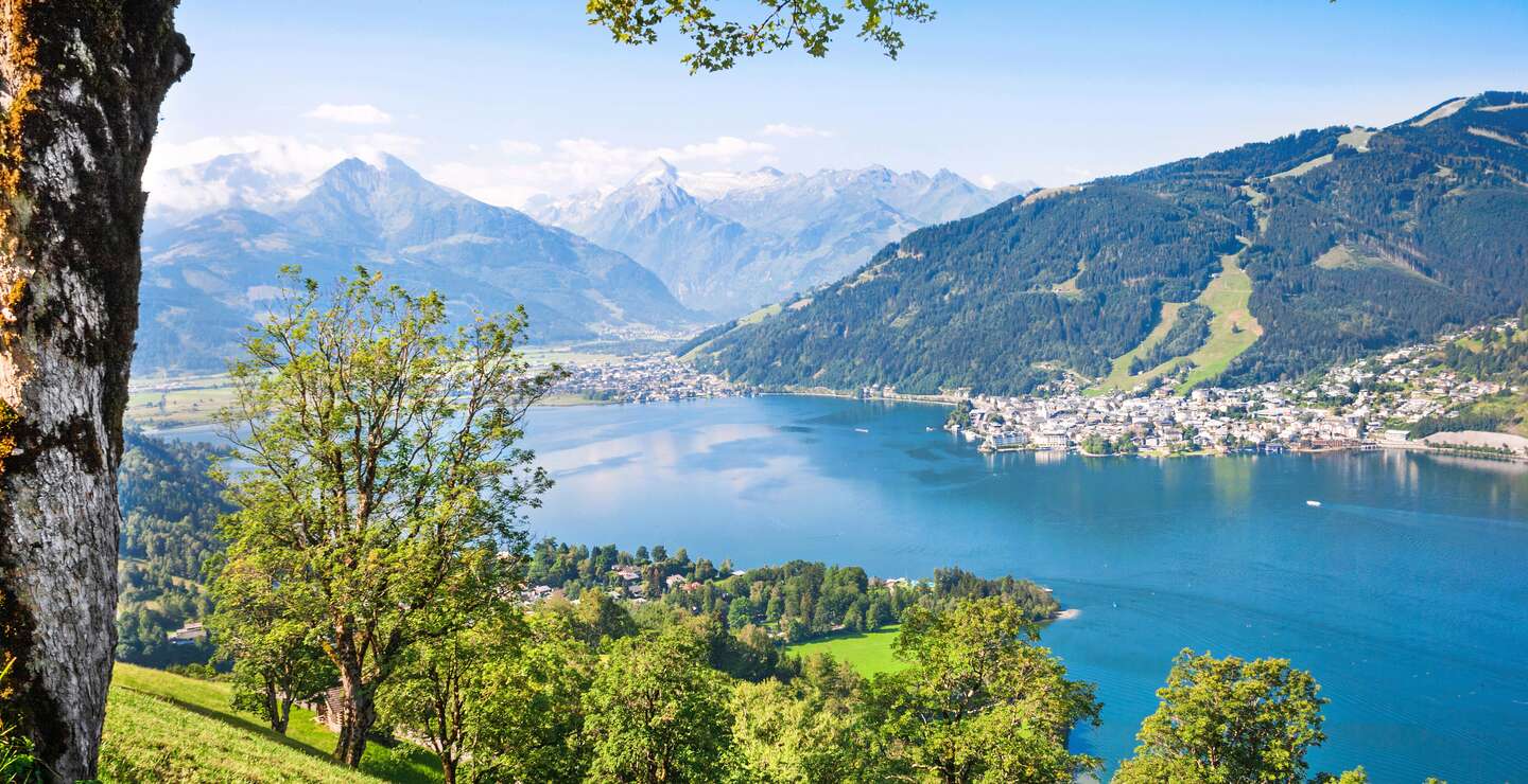 Zell am See mit Blick durch Baeume | ©  Gettyimages.com/bluejayphoto