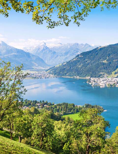 Zell am See mit Blick durch Baeume | ©  Gettyimages.com/bluejayphoto