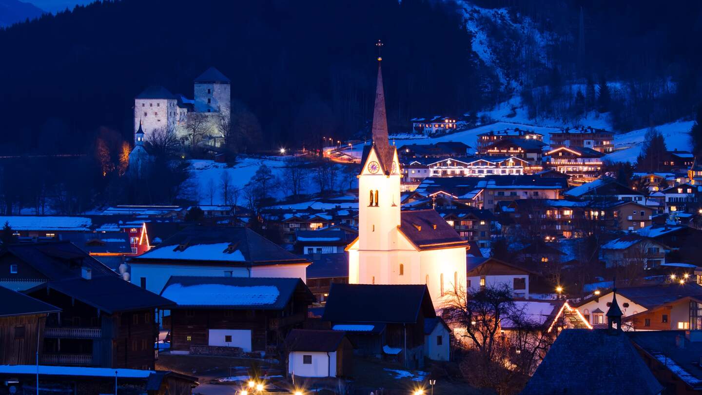 Kaprun mit Kirche und Burg bei Nacht | © Gettyimages.com/Dontsov