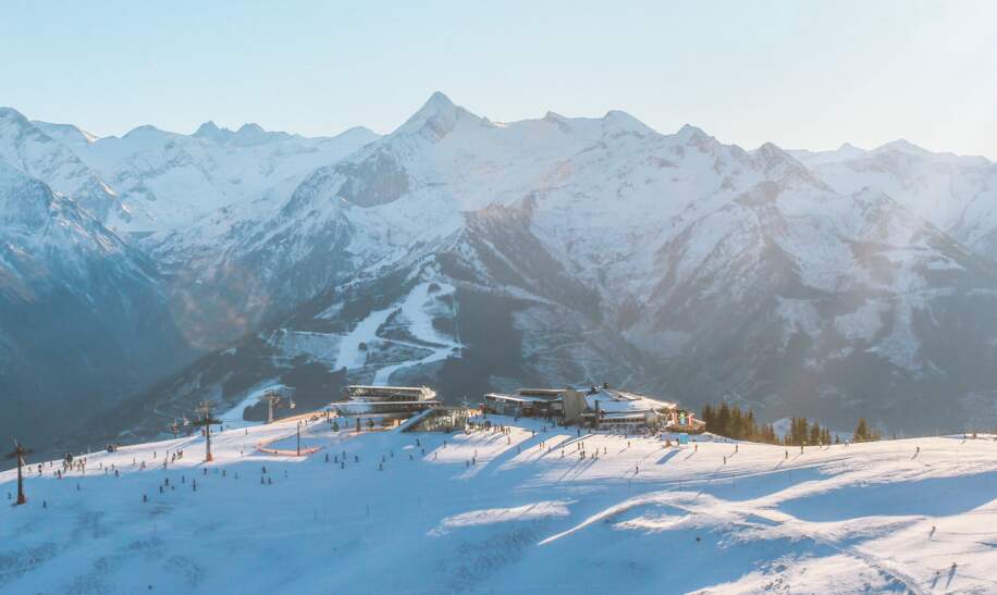 Panoramablick auf verschneite Pisten und Skilifte im Skigebiet Zell am See, sonnige Berglandschaft in den Alpen. | © Gettyimages.com/Svetlana Khovrina