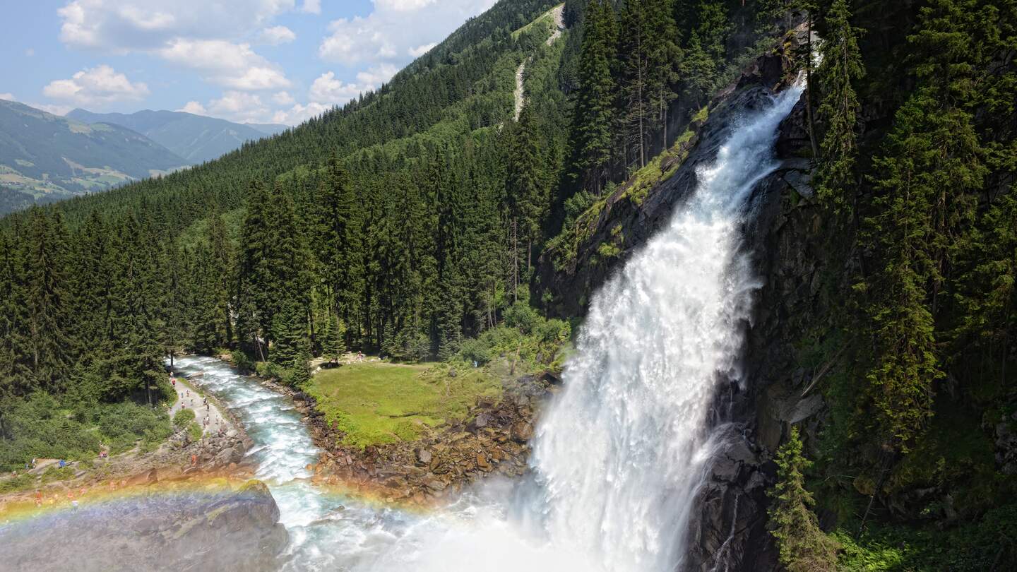 Krimml Wasserfaelle in Oesterreich mit Regenbogen | © Gettyimages.com/hsvrs
