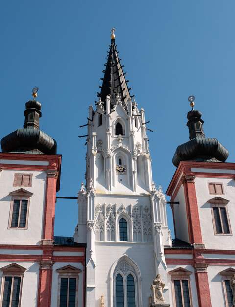 Mariazeller Basilika Gotische und barocke Wallfahrtskirche Maria Geburt in der Steiermark, Oesterreich Aussenfassade | © Gettyimages.com/dietmarrauscher