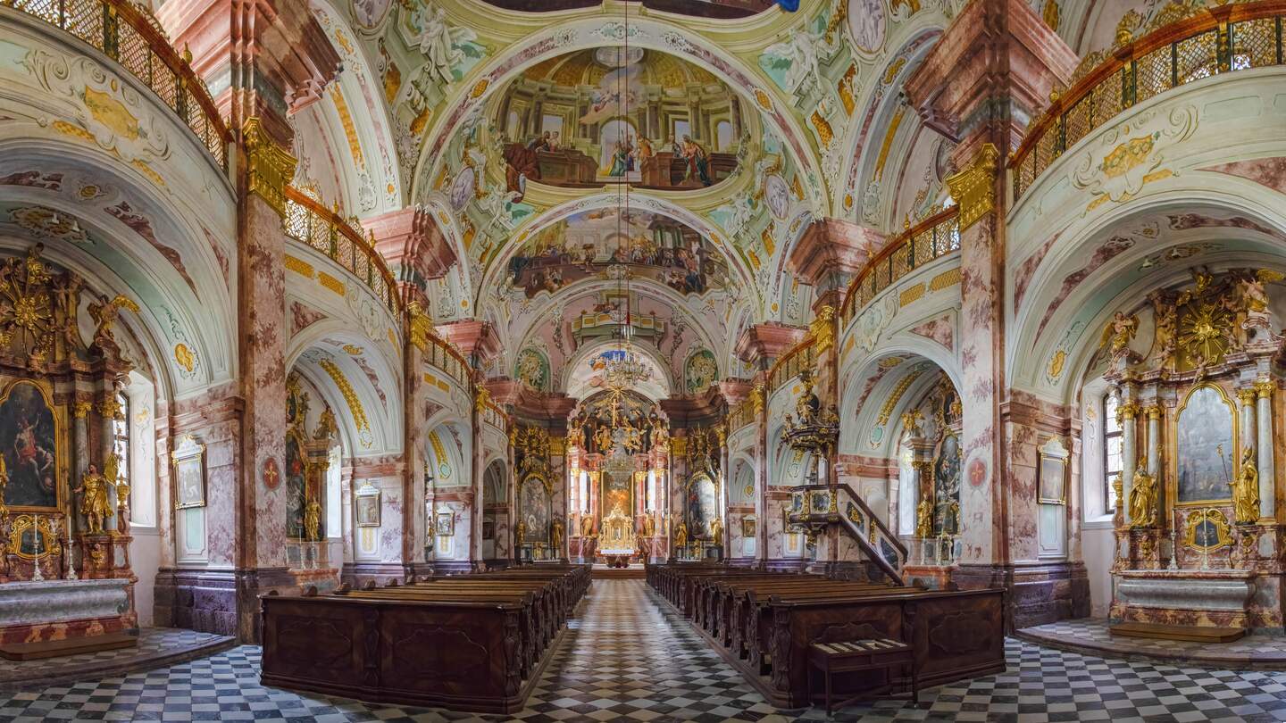 Das malerische Innere der Klosterkirche Rein, gegruendet 1129, die älteste Zisterzienserabtei der Welt, befindet sich in Rein bei Graz, Steiermark, Oesterreich | © Gettyimages.com/aronm