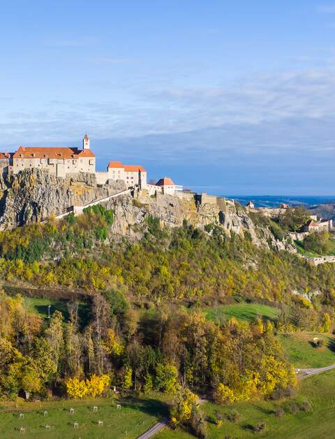 Luftaufnahme der beruehmten Riegersburg in der Steiermark an einem schoenen Herbsttag | © Gettyimages.com/photofex