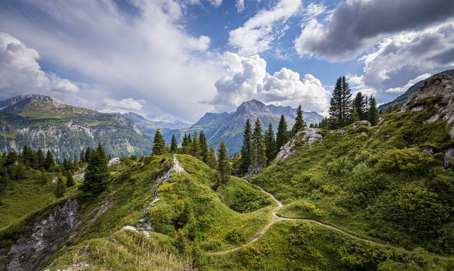 Luftaufnahme der Alpen und der Gipsloecher in der Naehe des Bergdorfes Lech im Sommer | © Kemter/Gettyimages.com
