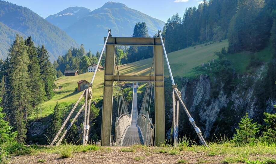 Oesterreichs laengste Fussgaenger-Haengebruecke in Holzgau | © flocu/Gettyimages.com