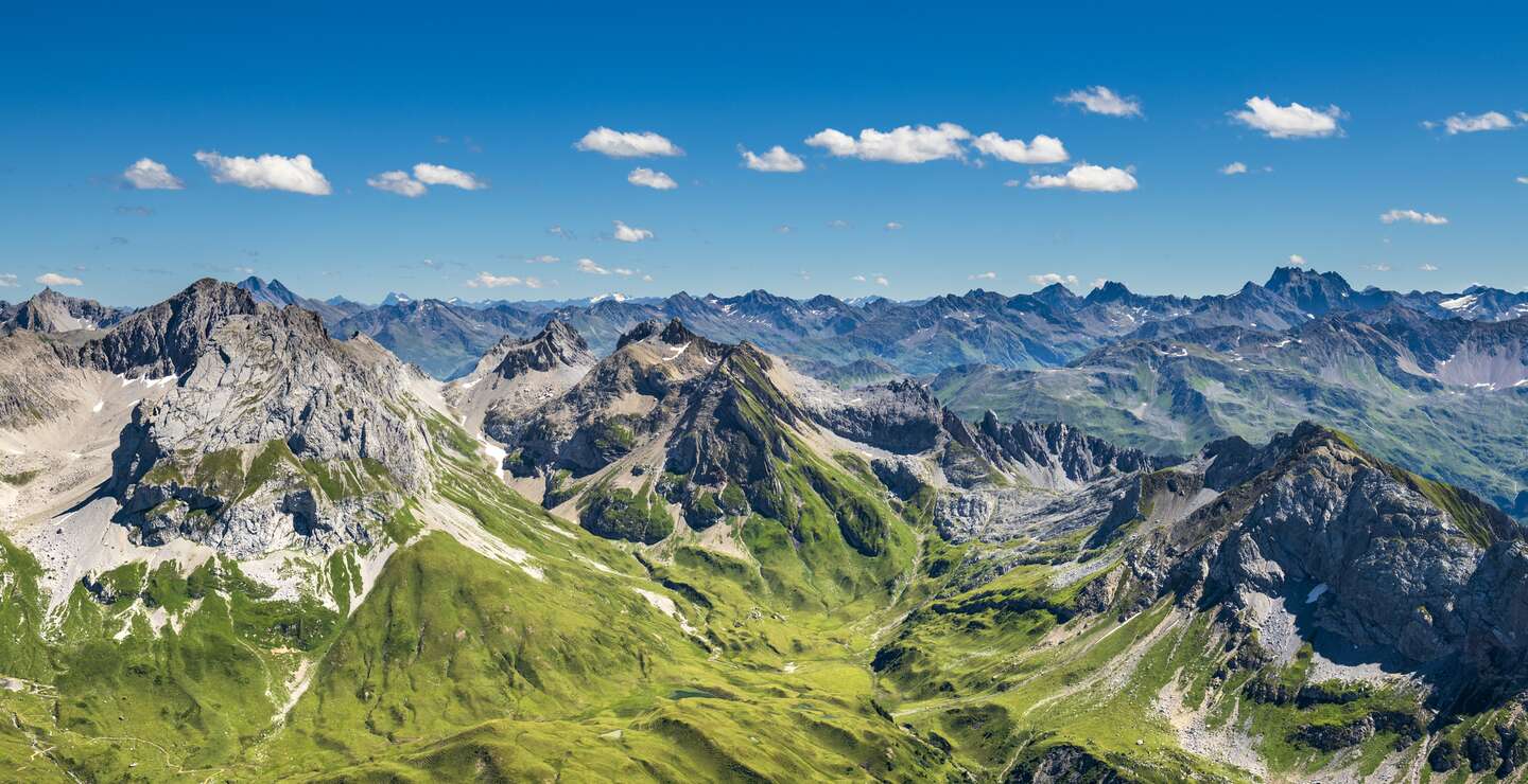 Traumhafter Blick vom Spuller Schafberg auf die Lechquellen im Lechtal in Vorarlberg, Oesterreich. | © Gettyimages.com/kemter