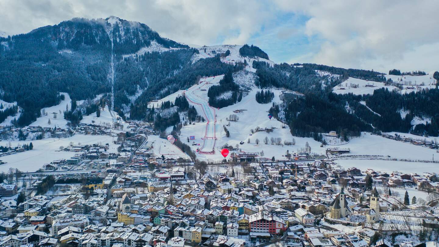 Abfahrt und Ziel des jaehrlichen Hahnenkamm-Rennens im Skifahren in Kitzbuehl | © Gettyimages.com/Felix Gerber