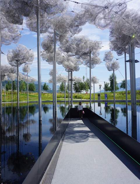 Kristallwolke und Spiegelwasser der Swarovski Kristallwelten in Wattens | © Gettyimages.com/Michelle Murphy