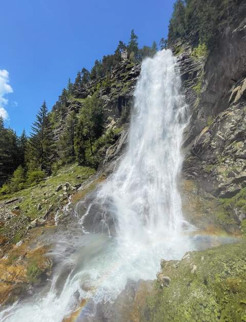 Blick auf den Stuibenfall Umausen im Oetzal bei Sonnenschein | © Gettyimages.com/Sjo