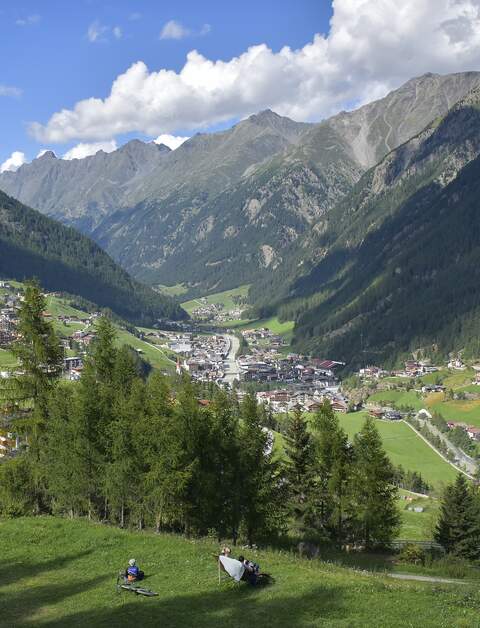 Blick auf das Oetztal bei Sonnenschein und leichten Wolken | © Gettyimages.com/The World Traveller