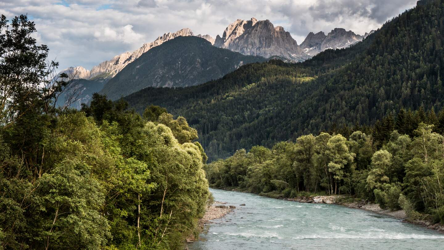 Die Isel noerdlich von Lienz (Tirol, Oesterreich) mit den Lienzer Dolomiten im Hintergrund.  | © Gettyimages.com/jacquesvandinteren