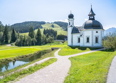 Seekirche (Heiligkreuzkirche) in Seefeld, Tirol, Österreich | © GettyImages.com/	CAHKT