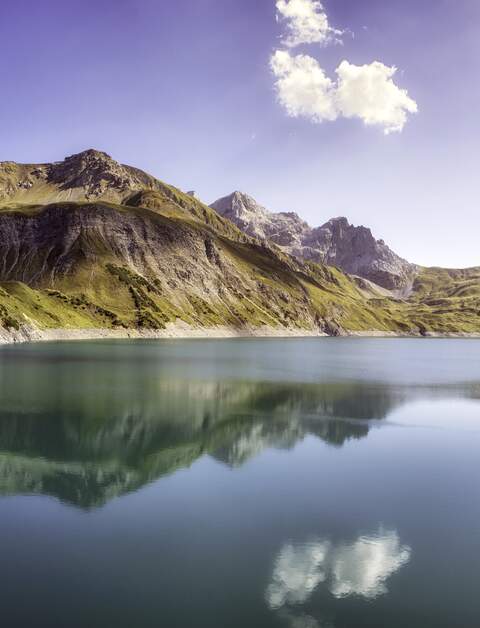 Der Luenersee in Voralberg (Oesterreich) ist einer der schoensten Bergseen im gesamten Alpenraum. Ein Spaziergang um den See ist beeindruckend. Wenn man um ihn herumgeht und die Sonne scheint, kann man die umliegenden Berge im klaren blauen Wasser spiegeln sehen. Sind Sie im Brandnertal oder in der Region unterwegs? Schauen Sie auf jeden Fall am Luenersee vorbei! | © Gettyimages.com/focus_on_nature