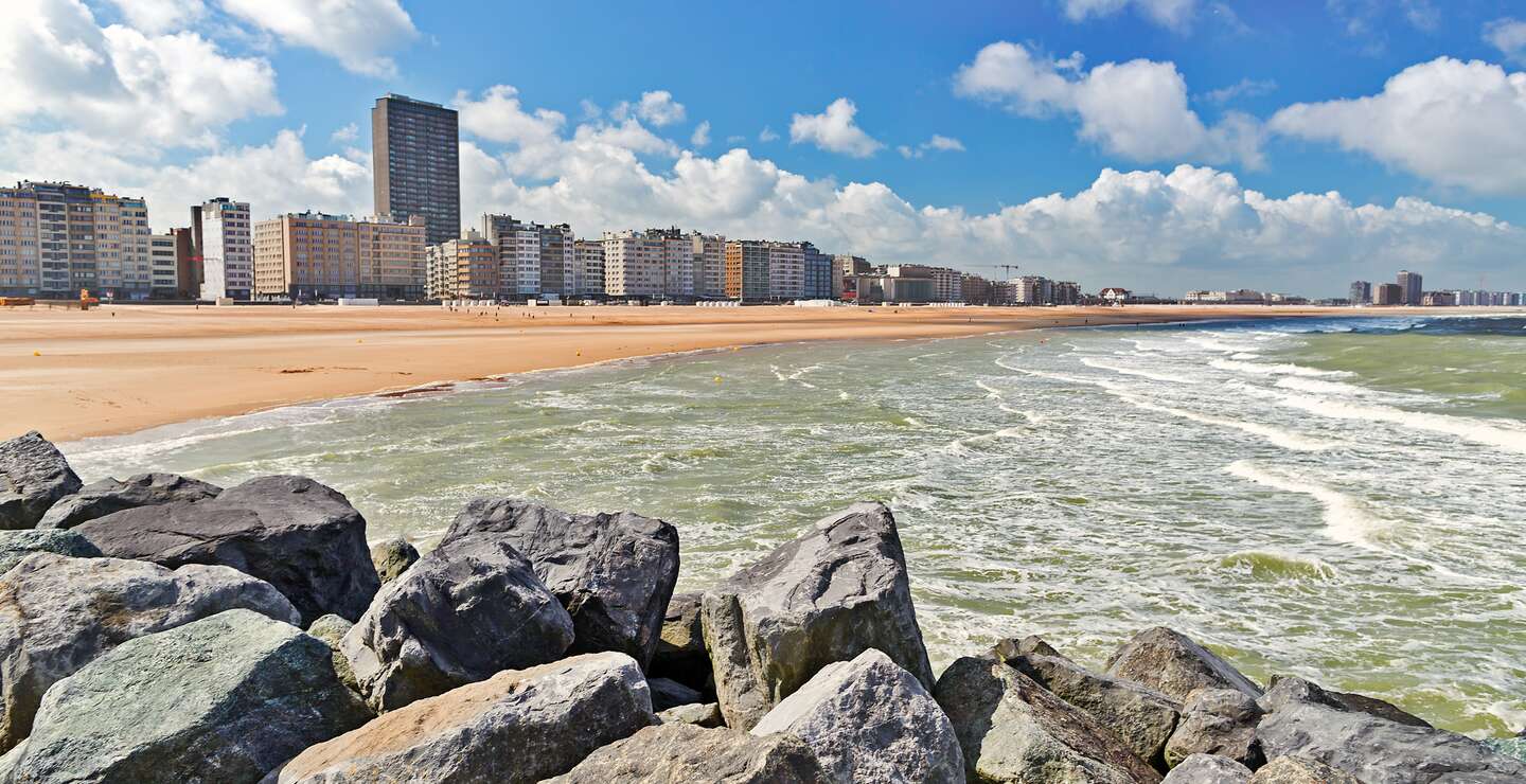 Blick von Sandstrand auf die Stadt. Sommertag in Ostende, Belgien | © Gettyimages.com/Webkatrin001