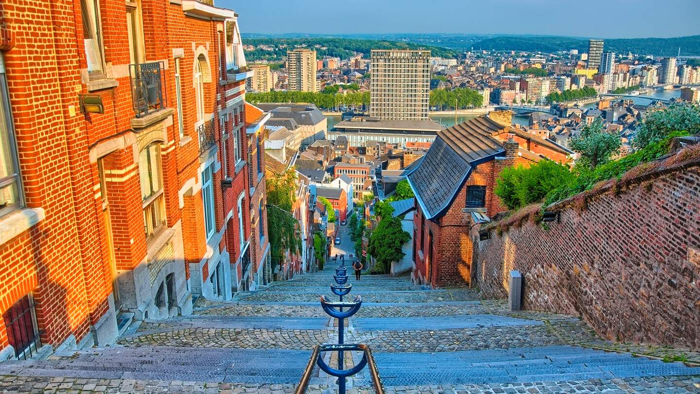 Blick über die Montagne de Bueren mit roten Backsteinhäusern in Lüttich, Belgien | © Gettyimagens.com/Dmitry Orlov