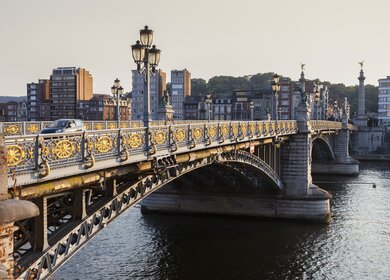 Fragnee Brücke in Lüttich mit vielen goldenen Details | © Gettyimages.com/benkrut