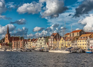 Soenderborg Strandpromenade mit Strassenleben | © Gettyimages.com/frankix