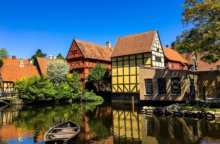 Schoene Haeuser am Fluss in Aarhus, Daenemark | © Gettyimages.com/wesamtaleb