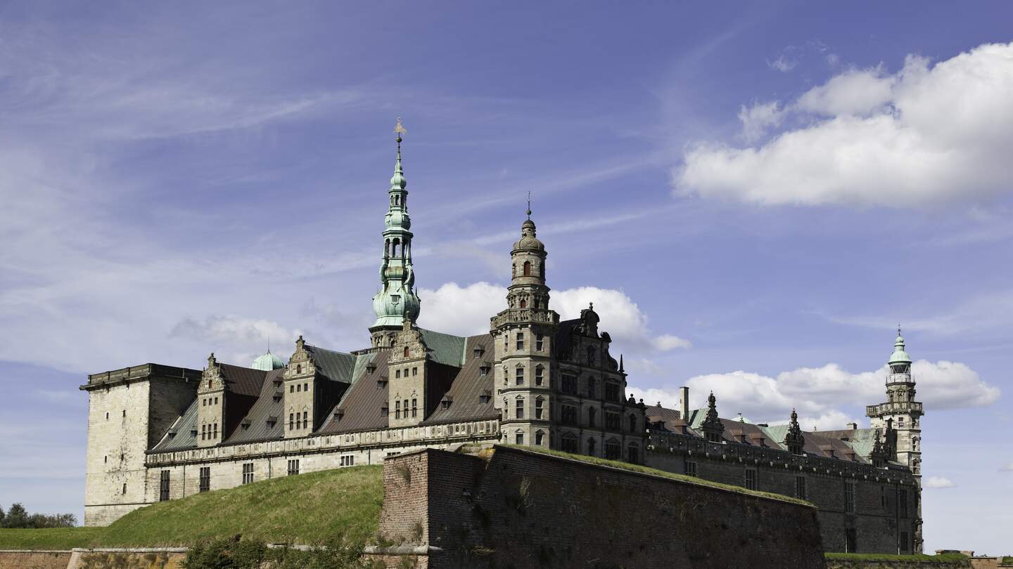 "Schloss Kronbrog in Helsingoer, HelsingAr auf Daenisch, war der Schauplatz für William Shakespeares Stueck Hamlet, das wiederum auf einer Volkssage ueber Prinz Amled von Daenemark beruht. Kronborg ist viel juenger als dieses Maerchen und diente in erster Linie dazu, von vorbeifahrenden Schiffen auf dem Weg zur und von der Ostsee Steuern zu erheben." Schloss Kronborg | © Gettyimages.com/carstenbrandt