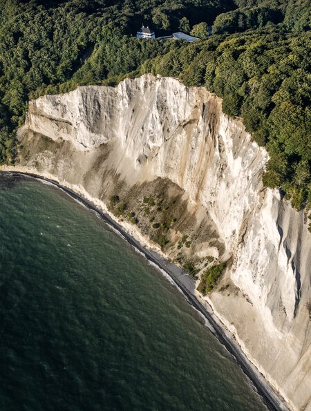 Blick aus der Drohne auf die spektakulaeren Kreidefelsen bei Moens Klint auf der Insel Møn in Daenemark. Fotografiert im Fruehherbst | © Gettyimages.com/clarkandcompany