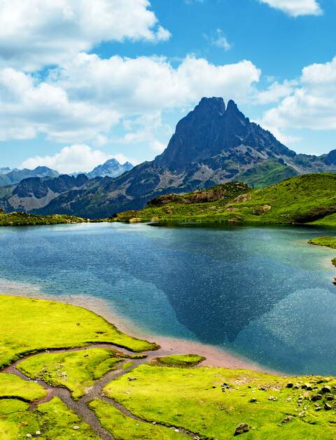 Blick auf den Pic du Midi d'Ossau mit See in den franzoesischen Pyrenaeen | © Gettyimages.com/philipimage