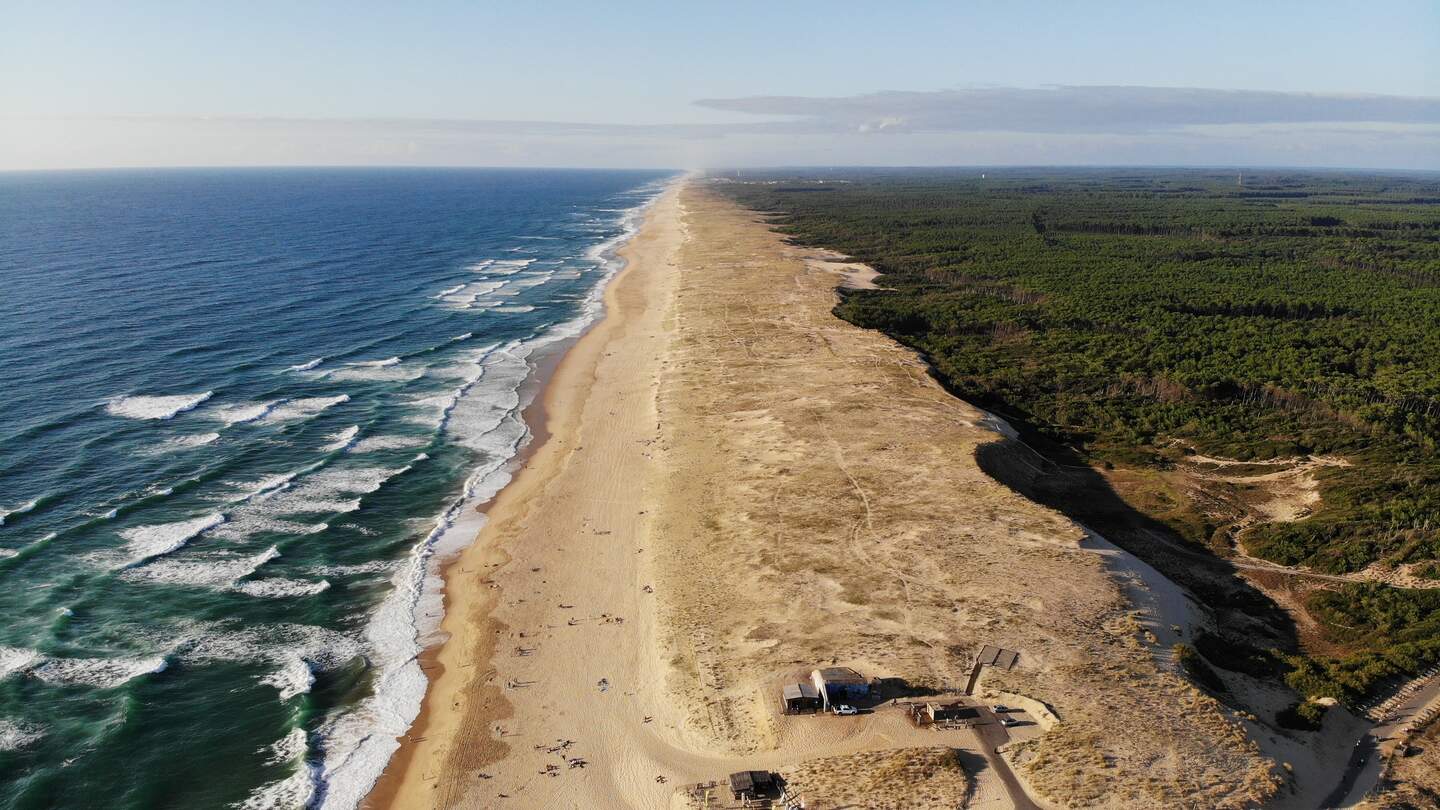 Drohnenblick vom Strand Les Casernes im Sommer | © Gettyimages.com/thomasdutailly
