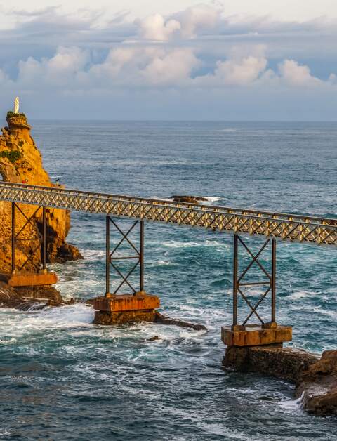 Der Felsen der Jungfrau Maria, ein Wahrzeichen von Biarritz, Frankreich. Die Metallbruecke, die zu ihr fuehrt, wurde von Eiffel entworfen. | © Gettyimages.com/tatianagorshenina