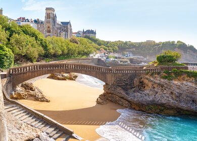 Ein strahlend sonniger Sommertag mit einer Bruecke am Strand | © Gettyimages.com/mediterranean