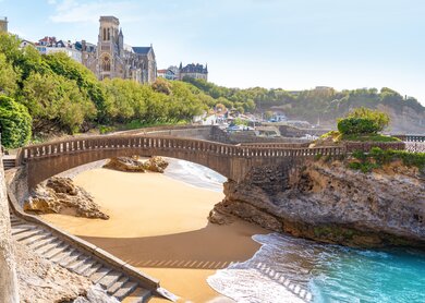 Ein strahlend sonniger Sommertag mit einer Bruecke am Strand | © Gettyimages.com/mediterranean