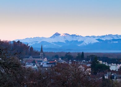 Blick auf die Berge der Pyrenäen mit Blick auf den Sonnenuntergang von Pau | © Gettyimages.com/