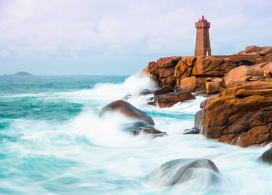 Der beruehmte Leuchtturm an der Cote de Granit entstand in der Umgebung von Ploumanach in der Bretagne/Frankreich. | © Gettyimages.com/mmac72