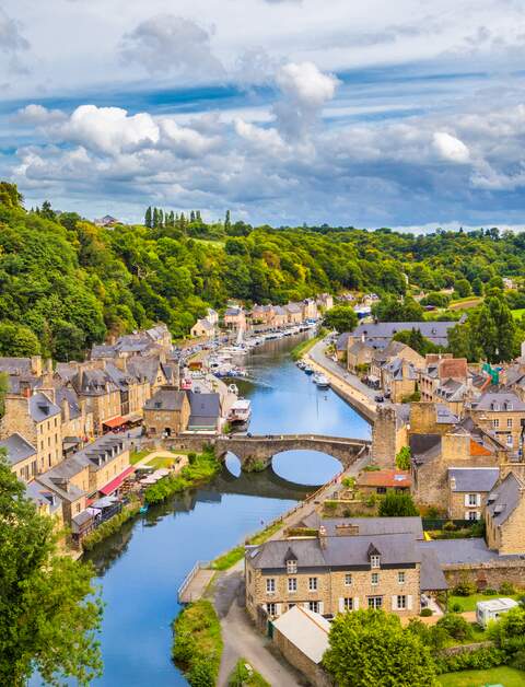 Luftaufnahme der historischen Stadt Dinan mit dem Fluss Rance und einer dramatischen Wolkenlandschaft, Departement Cotes-d'Armor, Bretagne, Nordwestfrankreich. Historische Stadt Dinan, Bretagne, Frankreich | © Gettyimages.com/bluejayphoto