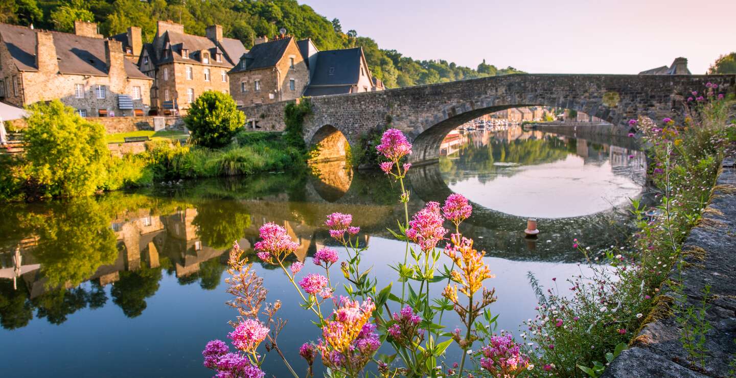 Dinan Alte mittelalterliche Bruecke und Steinhaeuser, die sich im Fluss Rance spiegeln, Bretagne, Cotes d'Armor, Frankreich | © Gettyimages.com/angelinacecchetto