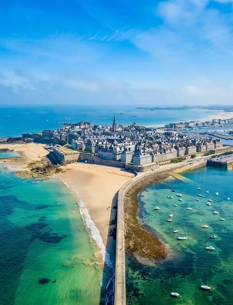 Luftbild von der schoenen Stadt Freibeuter - Saint Malo in der Bretagne, Frankreich | © Gettyimages.com/antoine2k