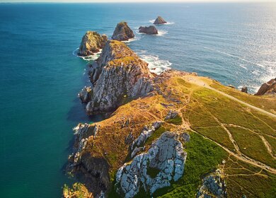 Malerische Aussicht auf die Halbinsel Crozon, eine der beliebtesten Touristischen Destinationen in der Bretagne, Frankreich - | © Gettyimages.com/encrier