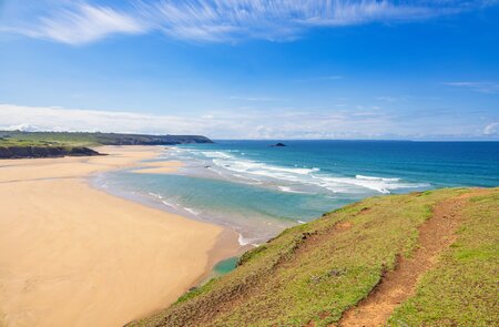 Blick auf den Sandstrand und das Meer in der Bretagne in Frankreich | © gettyimages.com/Lars Johansson