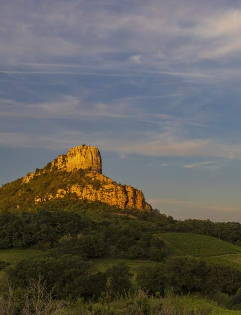 Felsen von Solutre mit Weinbergen, Burgund, Solutre-Pouilly, Frankreich | © Gettyimages.com/phbcz