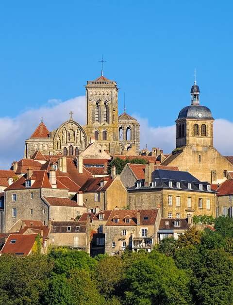 die Stadt Vezelay, Burgund in Frankreich vor blauem  Himmel | © Gettyimages.com/lianem