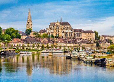 Schoene Aussicht auf die historische Stadt Auxerre mit dem Fluss Yonne, Burgund, Frankreich. | © Gettyimages.com/bluejayphoto