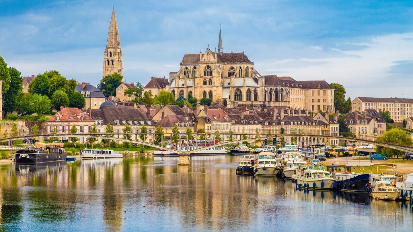 Schoene Aussicht auf die historische Stadt Auxerre mit dem Fluss Yonne, Burgund, Frankreich. | © Gettyimages.com/bluejayphoto