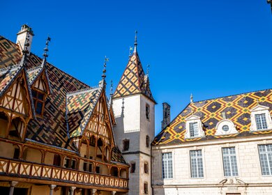 Blick auf das historische Hotel-Dieu mit dem bunten Dach im Ort Beaune im Burgund in Frankreich | © gettyimages.com/Christine944