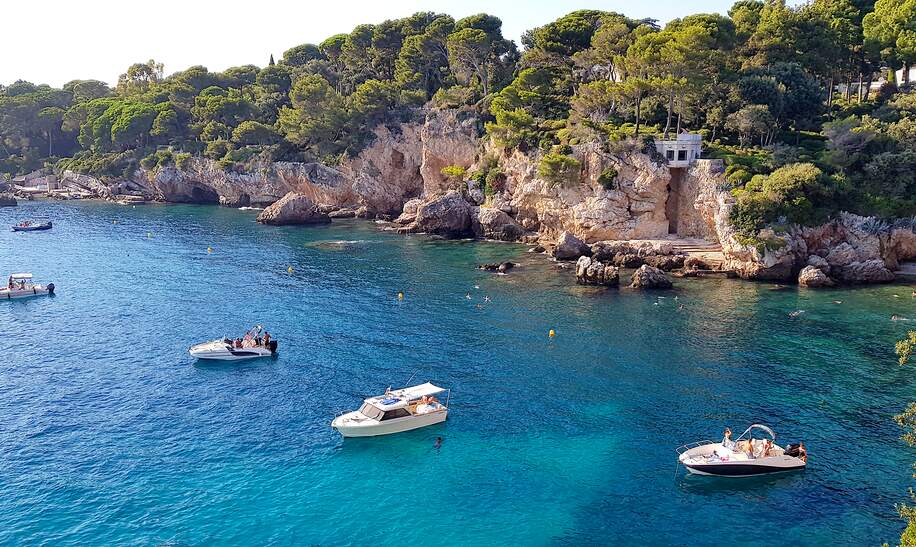 Landschaft im Cap d'Antibes mit Booten auf dem Meer | © Gettyimages.com/gianliguori