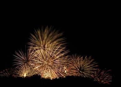 Feuerwerk explodiert vor einem schwarzen Himmel, ueber den Daechern von Antibes Juan-les-Pins. Tag der Bastille, 14. Juli. | © Gettyimages.com/christopherames