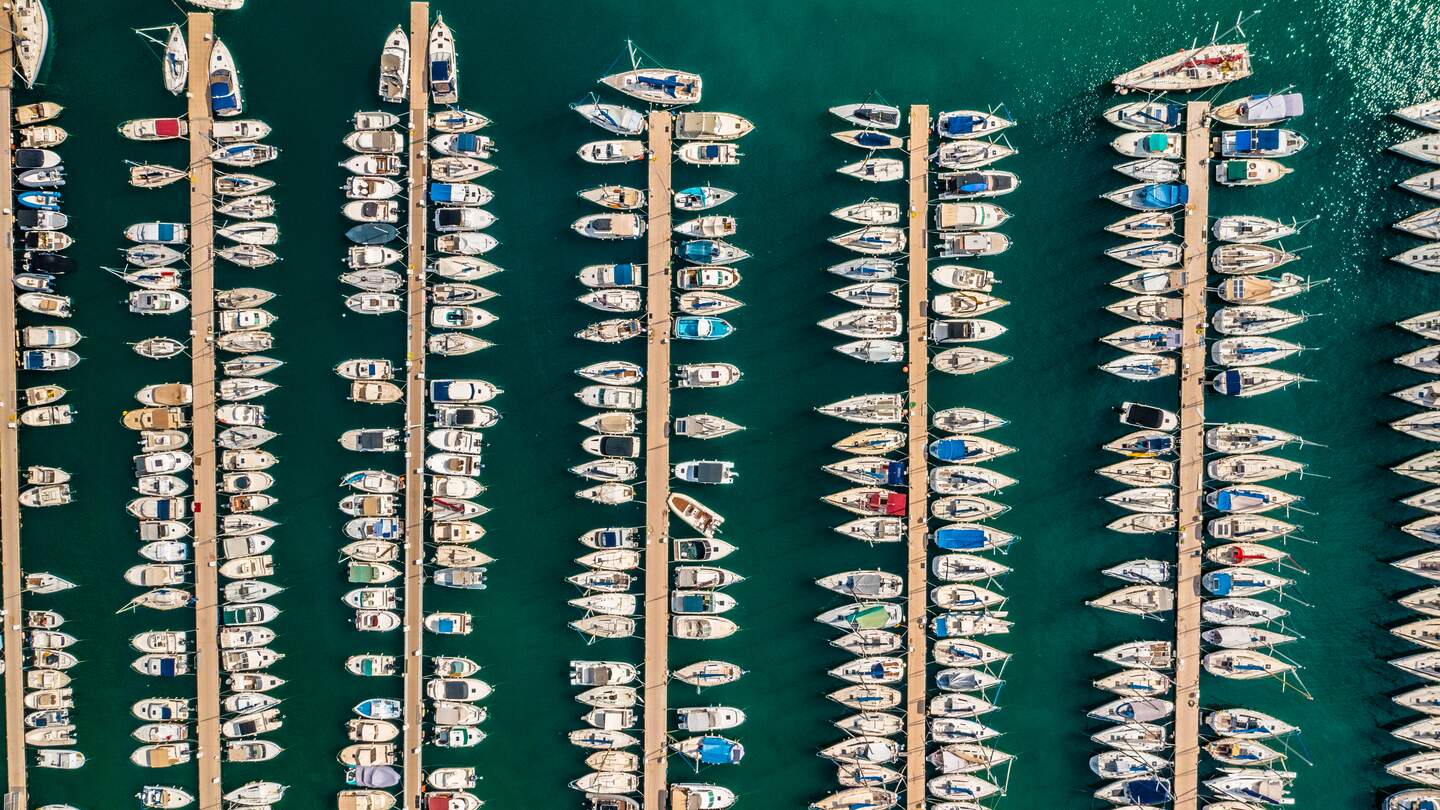 Luftaufnahme von einer Drohne von Segelbooten, die an den Anlegestellen von Port Vauban, Antibes, Cote D'Azur | © Gettyimages.com/Aerial Essex