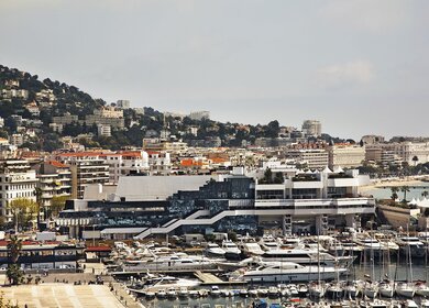 Blick auf das Palais des Festivals et des Congrés in Cannes mit dem Hafen im Vordergrund | © Gettyimages.com/ShevchenkoAndrey