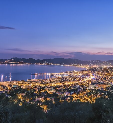 Cannes Stadtpanorama in Frankreich Die Stadt Cannes | © Gettyimages.com/stockbym