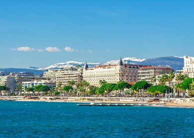 Panoramablick auf die Promenade de la Croisette und den Port Le Vieux von Cannes | © Gettyimages.com/lukutin77