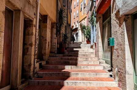 Treppenweg in der Altstadt von Cannes mit bunten Haeusern | © Gettyimages.com/photo_chaz